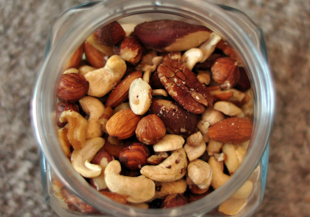 6_Healthy_Office_Snacks_To_Munch_On_While_You_Work